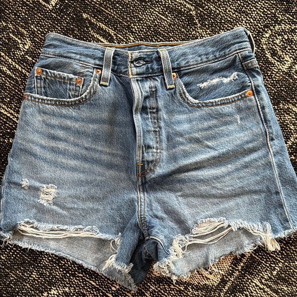 Levi’s Ribcage Shorts - Picture 3 of 4